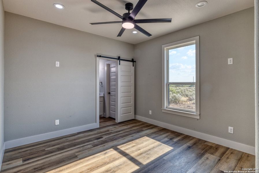 Spacious, unfurnished interior of a new home in , Uvalde (Image 27).