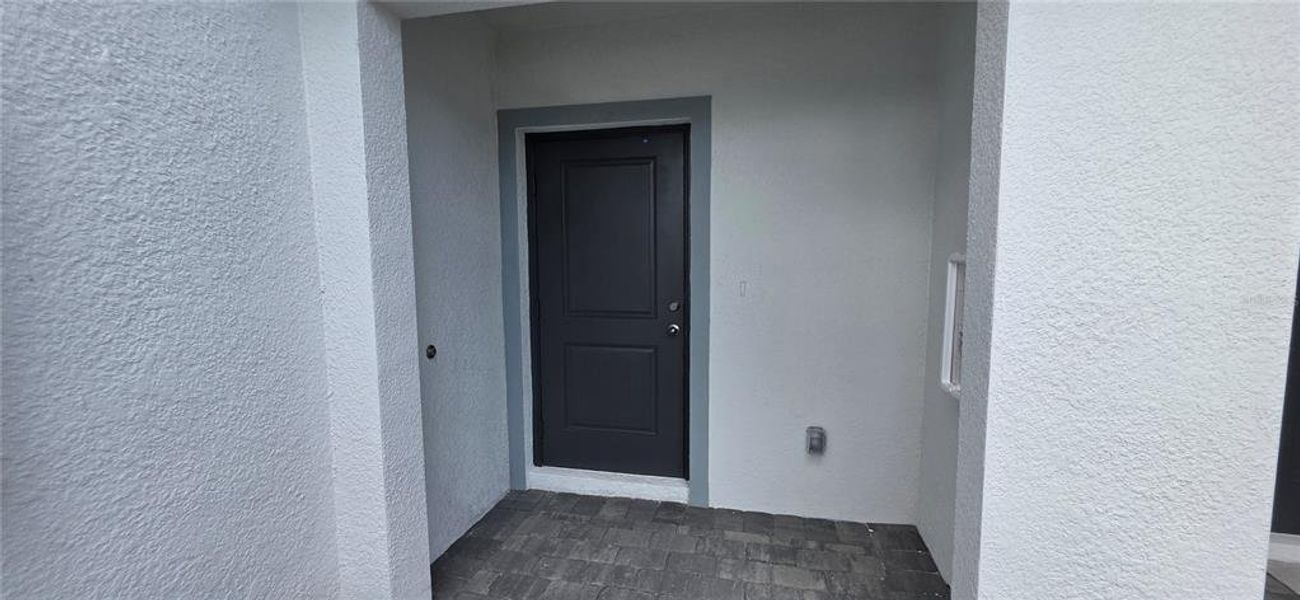 Exterior details and patio area of a home in , Bradenton (Image 4).