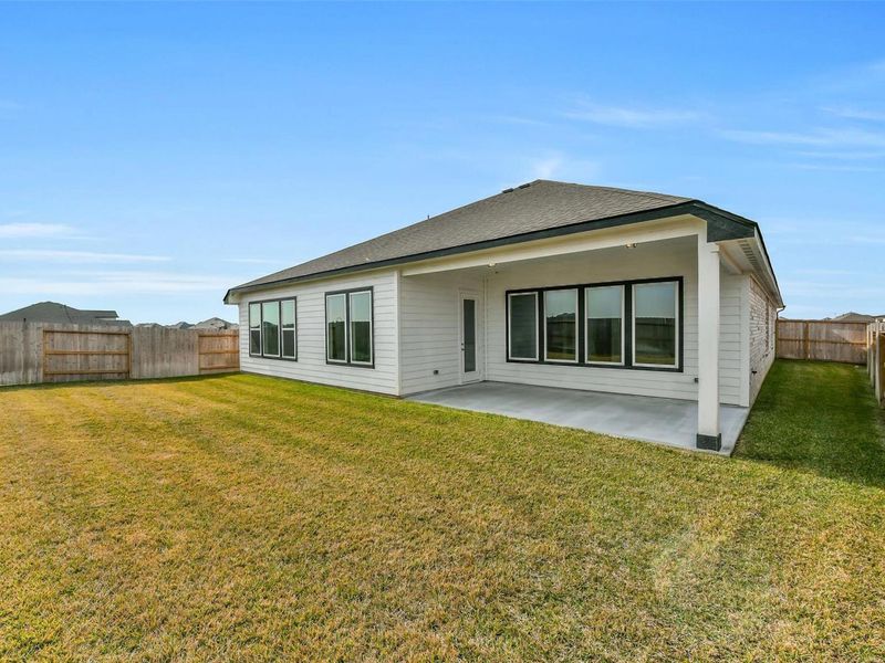 Exterior details and patio area of a home in Lago Mar, Texas City (Image 24).