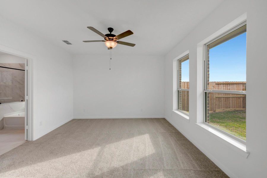 Spacious, unfurnished interior of a new home in Beacon Point at Lago Mar 50’ Homesites, Texas City (Image 29).