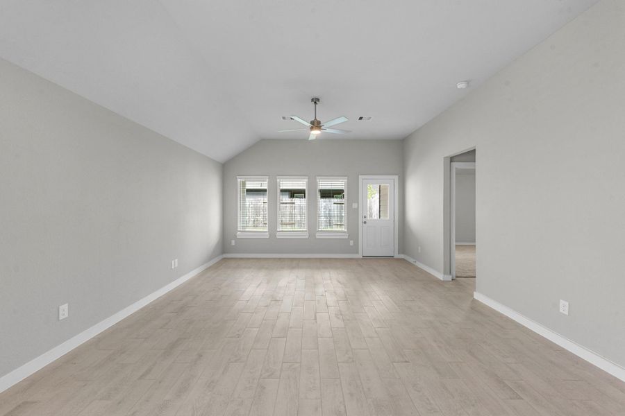 Spacious, unfurnished interior of a new home in Barton Creek Ranch, Conroe (Image 12).