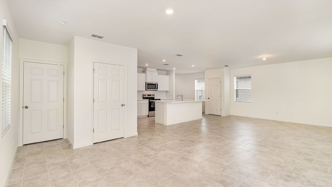 Representative unfurnished interior of a home built from the Hayden by D.R. Horton in Morningside, Fort Pierce (Image 16).