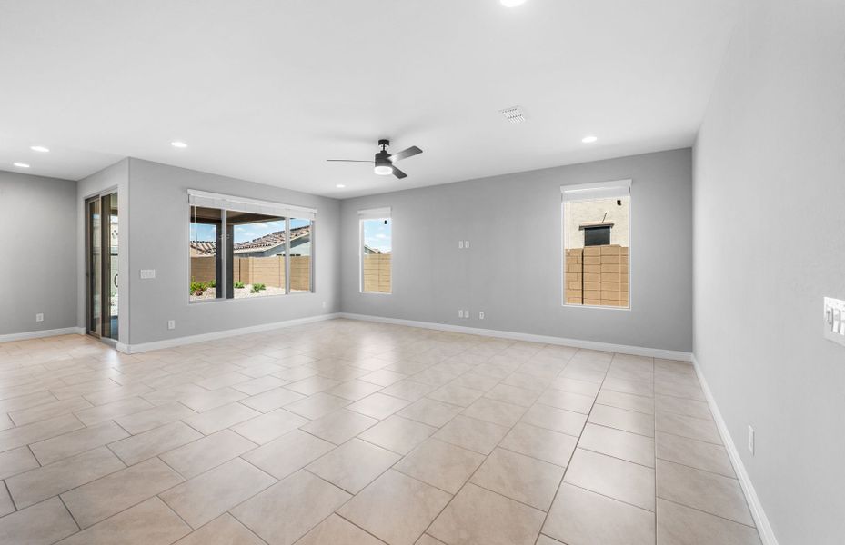 Spacious, unfurnished interior of a new home in Sun City Anthem at Merrill Ranch, Florence (Image 18).
