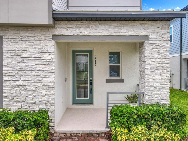 Exterior details and patio area of a home in , Winter Garden (Image 28).