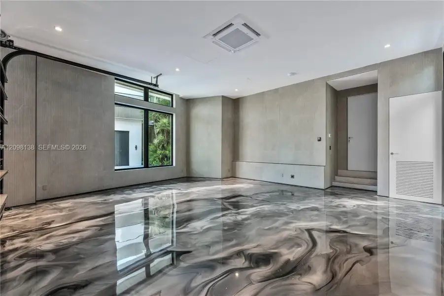 Spacious, unfurnished interior of a new home in , Fort Lauderdale (Image 17).