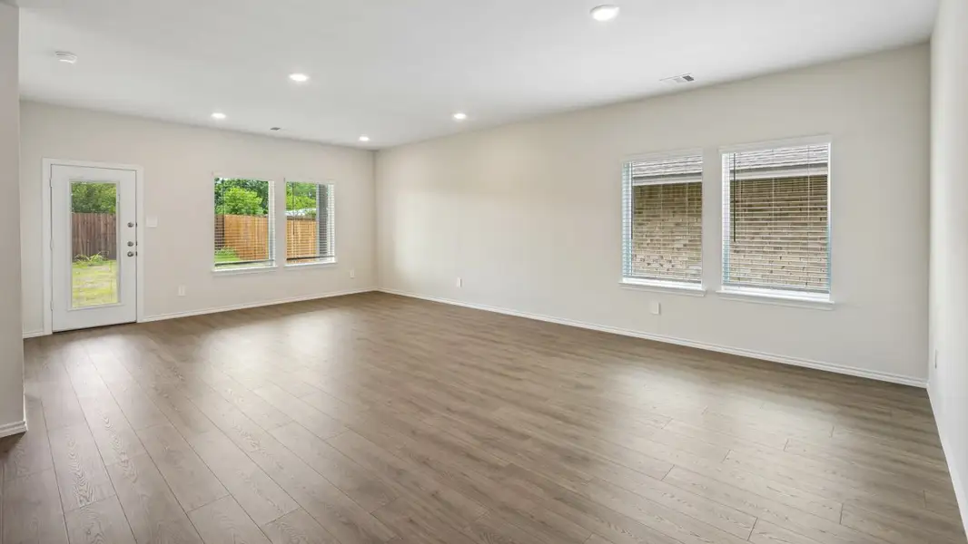 Spacious, unfurnished interior of a new home in Cottonwood, Dorchester (Image 6).