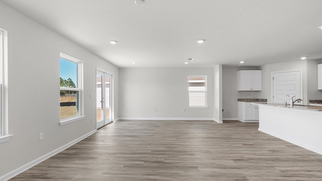 Spacious, unfurnished interior of a new home in Sunny Hills, Chipley (Image 11).