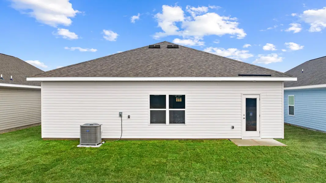 Exterior details and patio area of a home in Liberty, Panama City (Image 4).