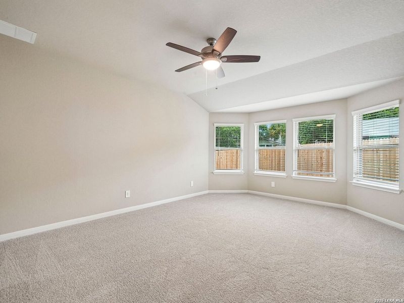 Spacious, unfurnished interior of a new home in Royal Crest, San Antonio (Image 9).