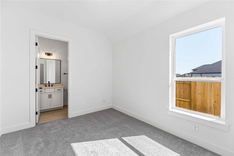 Spacious, unfurnished interior of a new home in Valencia, Manvel (Image 30).