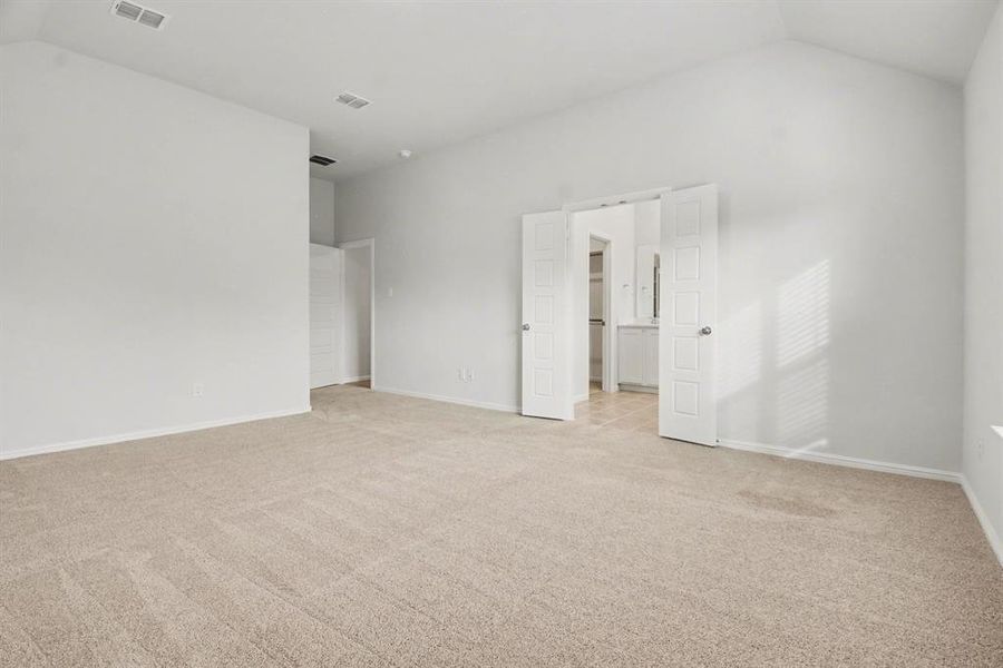 Spacious, unfurnished interior of a new home in Stratton Place, Greenville (Image 16).