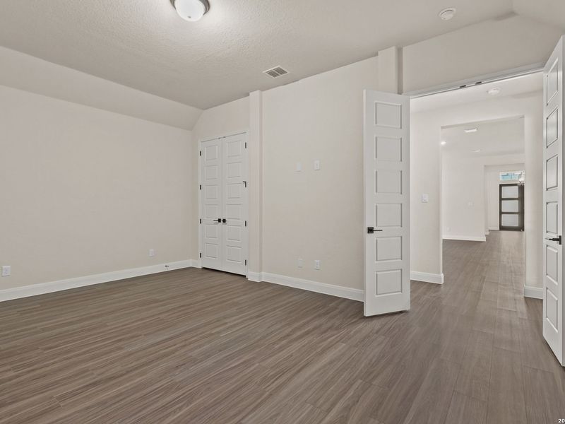 Spacious, unfurnished interior of a new home in Potranco Oaks, Castroville (Image 36).