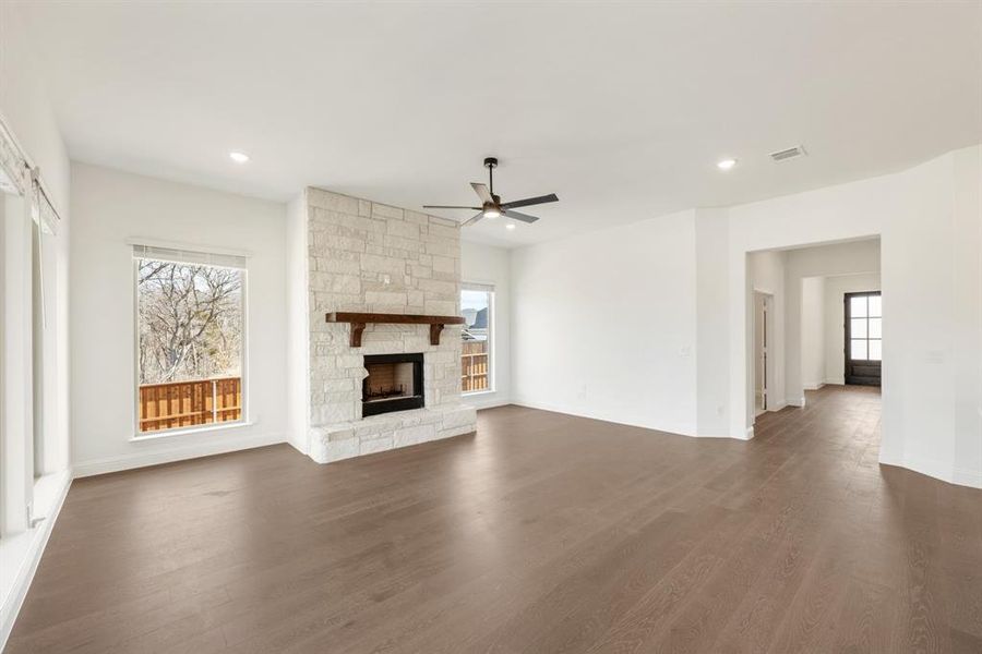 Spacious, unfurnished interior of a new home in Villages of Hurricane Creek, Anna (Image 24).