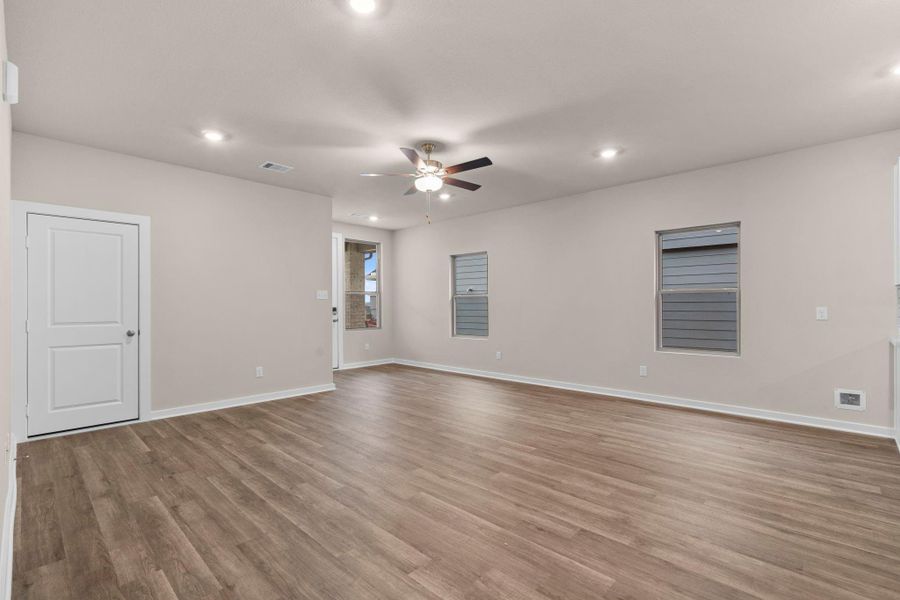 Spacious, unfurnished interior of a new home in Westridge Cove 40', Panorama Village (Image 14).
