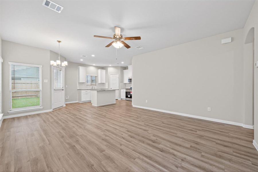 Spacious, unfurnished interior of a new home in Woodland Lakes, Houston (Image 13).