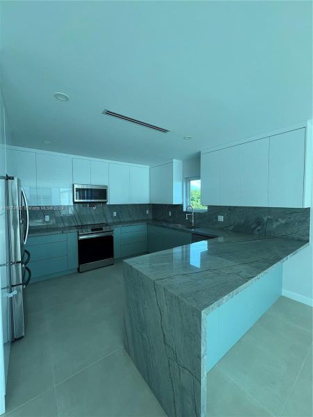Spacious, unfurnished interior of a new home in , Key Largo (Image 28).
