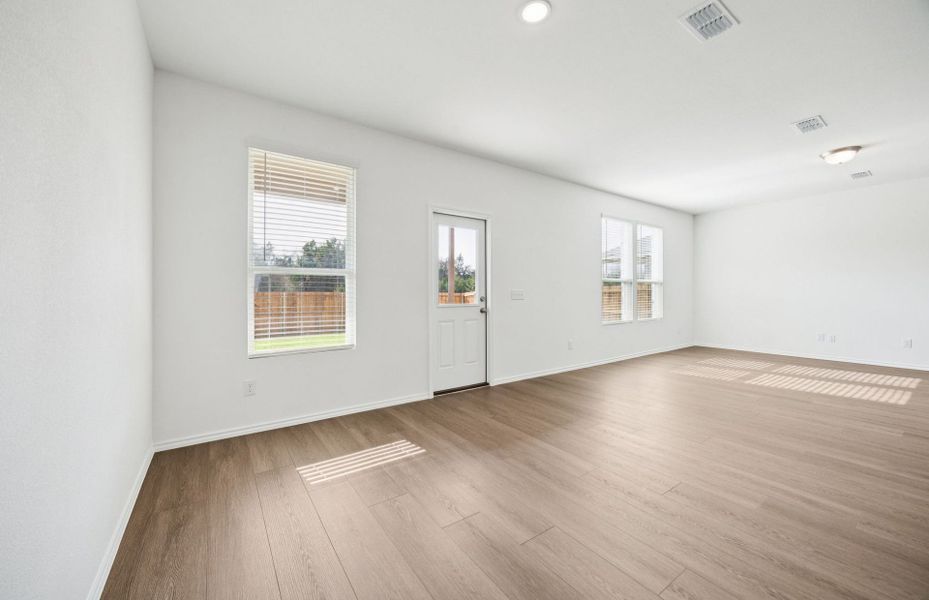 Spacious, unfurnished interior of a new home in Mobberly Farms, Pilot Point (Image 20).