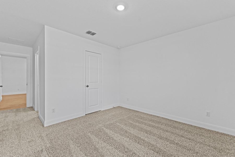 Spacious, unfurnished interior of a new home in Railhead, Cedar Creek (Image 26).