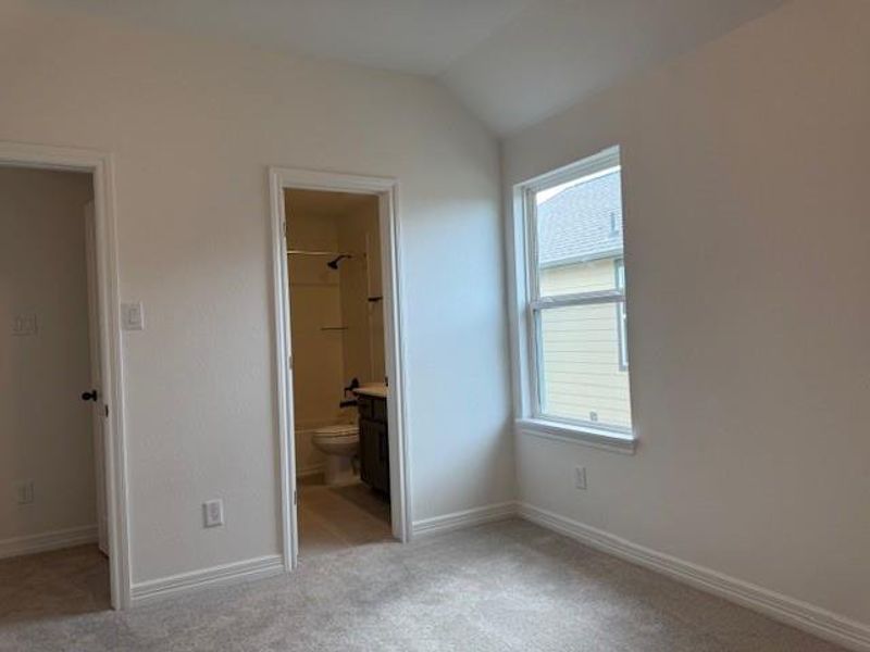 Spacious, unfurnished interior of a new home in Blue Heron Estates, Mont Belvieu (Image 17).