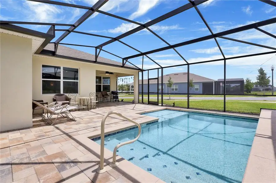 Exterior details and patio area of a home in , Winter Garden (Image 4).