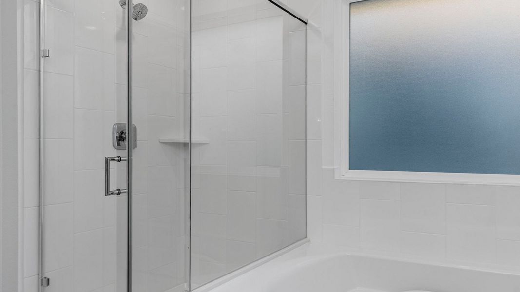 Representative interior finishes for a home built from the Huntsville by D.R. Horton in Marlow Lake, Texas City (Image 14).