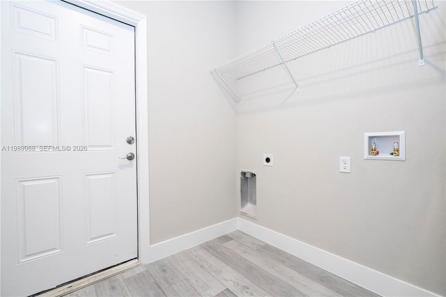 Spacious, unfurnished interior of a new home in , Sebring (Image 49).