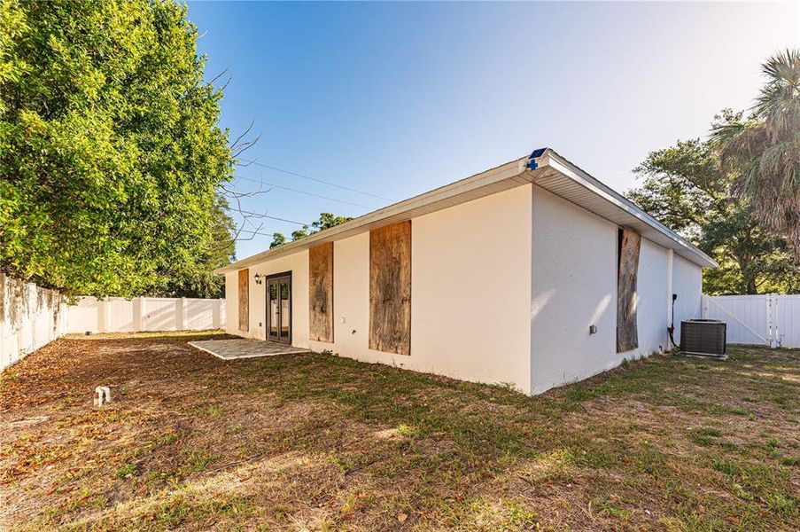 Exterior details and patio area of a home in , Tampa (Image 3).
