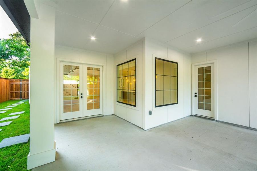 Exterior details and patio area of a home in , Dallas (Image 4).