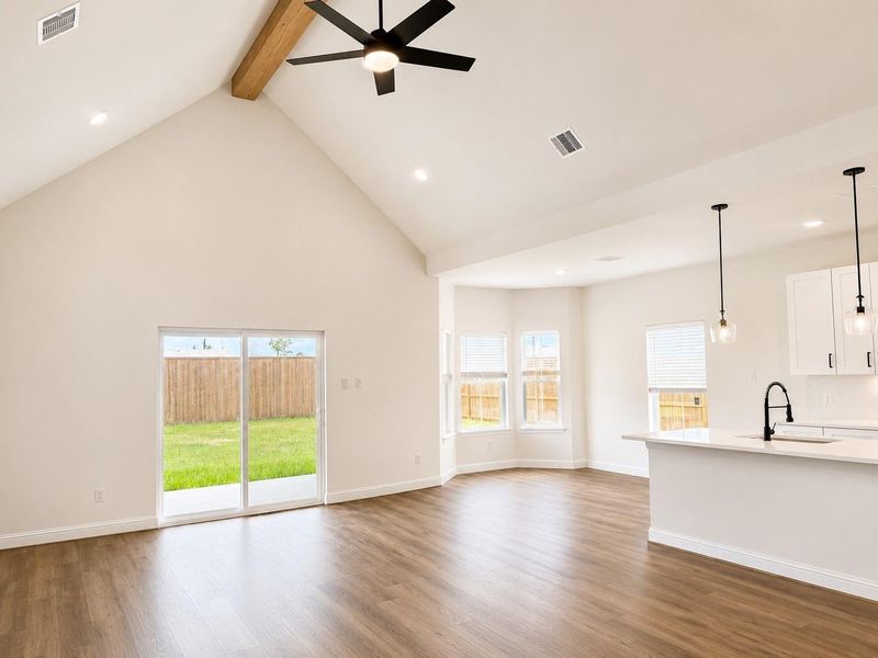 Spacious, unfurnished interior of a new home in Spring Branch Crossing, Conroe (Image 8).