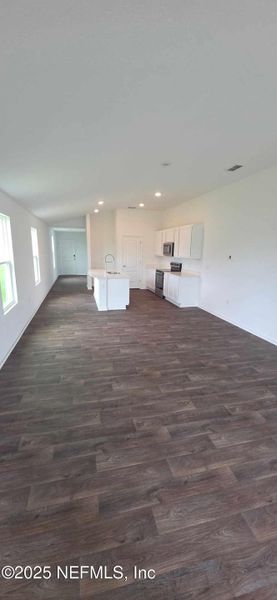 Spacious, unfurnished interior of a new home in The Arbors, Jacksonville (Image 21).