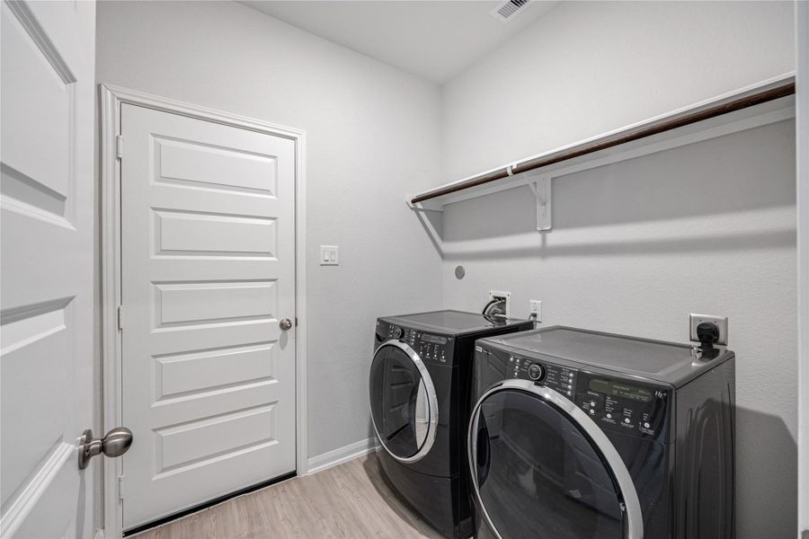 Furnished interior view inside a new home in , Texas City (Image 6).
