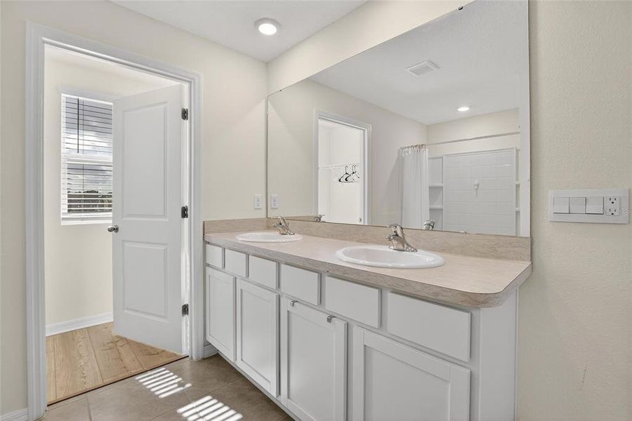 Furnished interior view inside a new home in River Park, Tampa (Image 20).