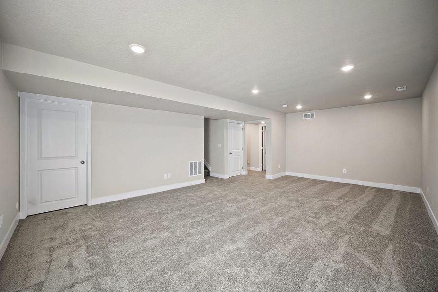 Spacious, unfurnished interior of a new home in The Glen-12, Colorado Springs (Image 43).