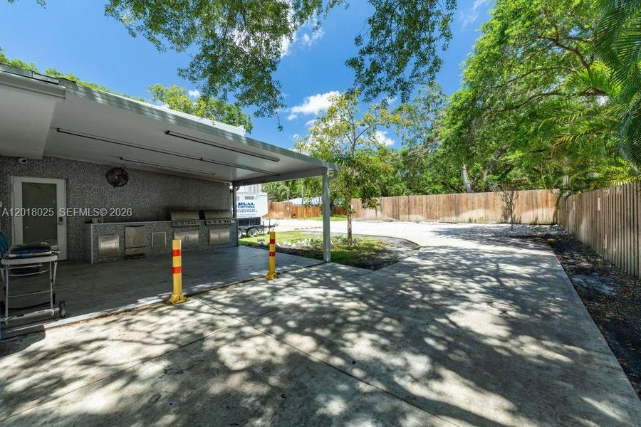 Exterior details and patio area of a home in , Dania Beach (Image 19).