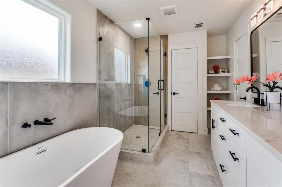 Furnished interior view inside a new home in , Dallas (Image 20).