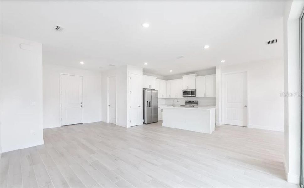 Spacious, unfurnished interior of a new home in , Palm Bay (Image 14).