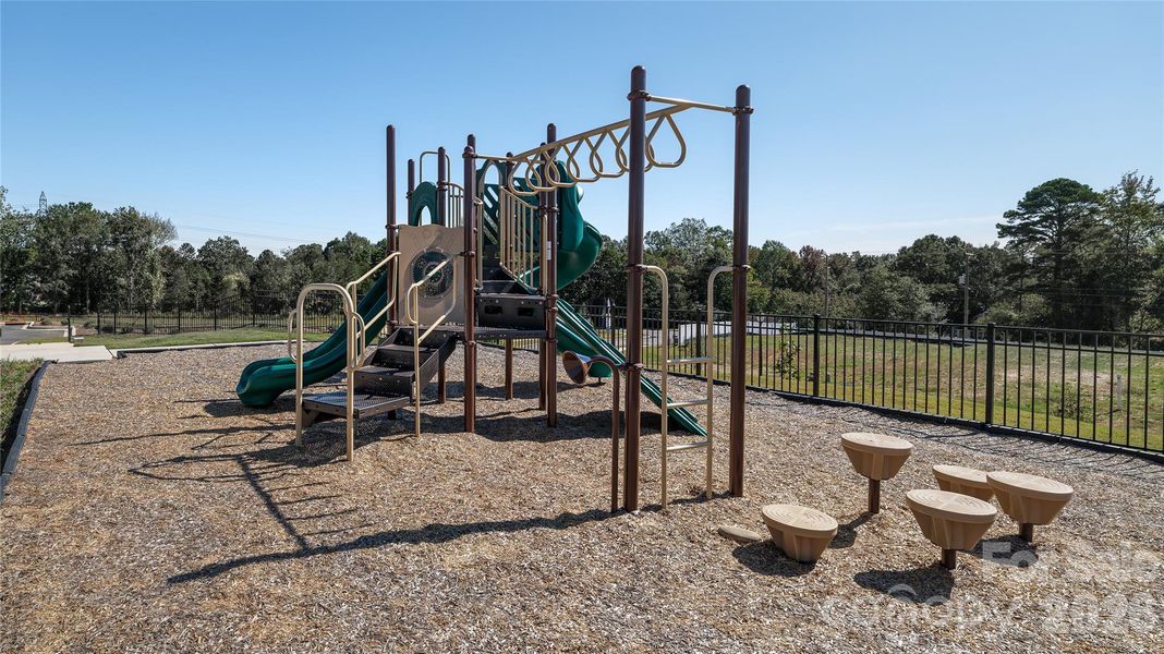 Community amenities in Cardinal Creek, Charlotte (Image 18).