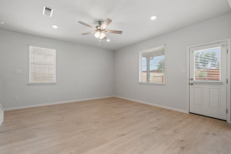 Spacious, unfurnished interior of a new home in Porter Country, Buda (Image 13).