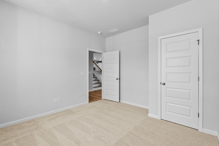 Spacious, unfurnished interior of a new home in Fieldstone, Lexington (Image 26).