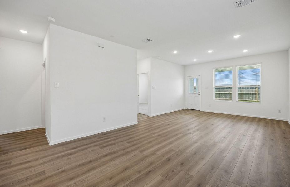 Spacious, unfurnished interior of a new home in Stokesbury, Waller (Image 15).