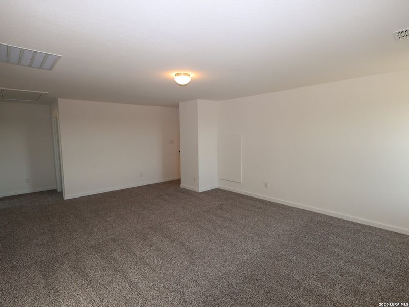 Spacious, unfurnished interior of a new home in Mesquite Ridge, San Antonio (Image 22).