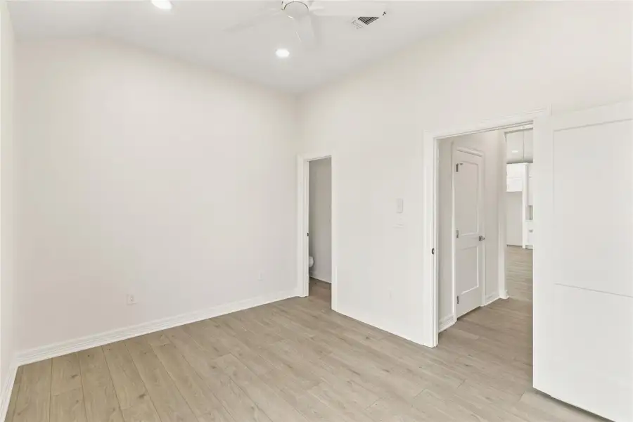 Spacious, unfurnished interior of a new home in , Freeport (Image 10).