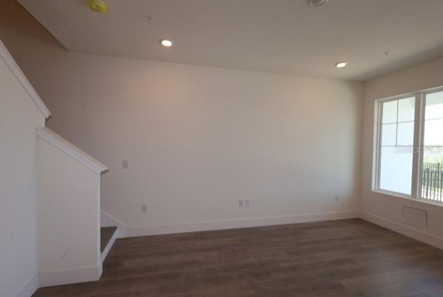 Spacious, unfurnished interior of a new home in , Sarasota (Image 8).