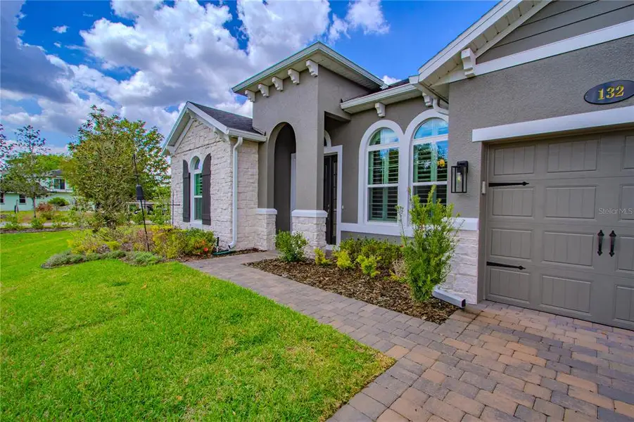 Exterior details and patio area of a home in Francisco Park, Oviedo (Image 3).