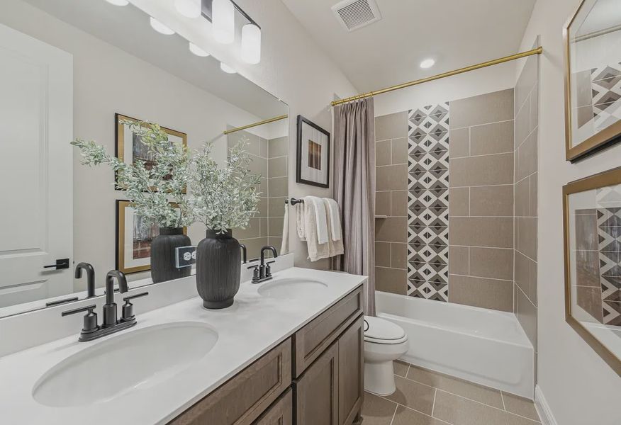 Plan 4043 bath 2 - staged - 16 of 19 Plan 4043 bath 2 - staged - 16 of 19