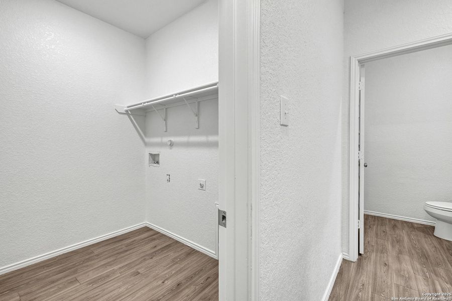 Spacious, unfurnished interior of a new home in Blue Ridge Ranch, San Antonio (Image 15).