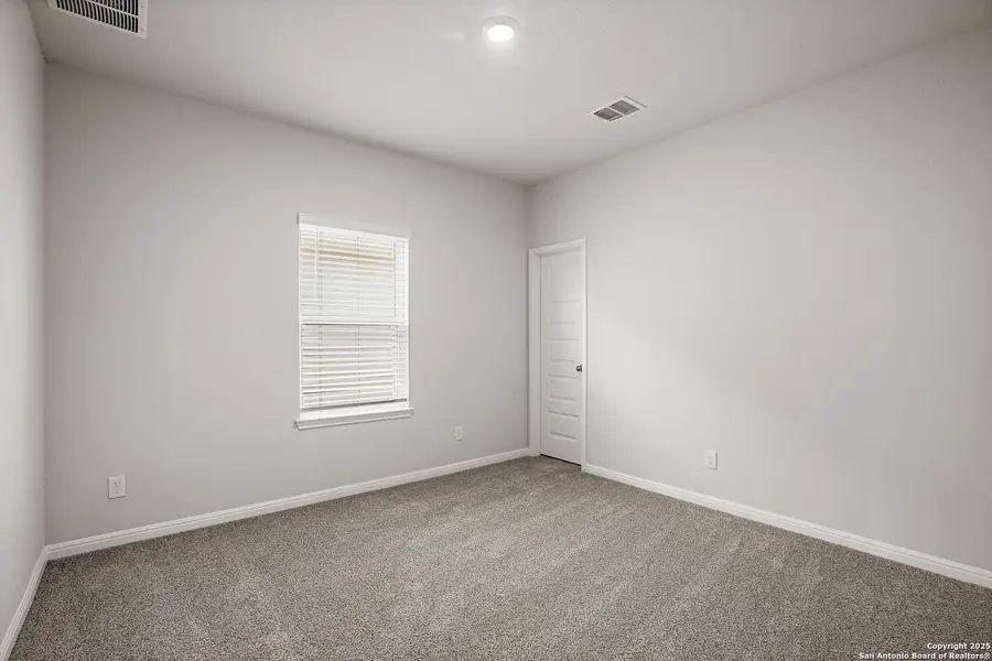 Spacious, unfurnished interior of a new home in Melissa Ranch, San Antonio (Image 11).