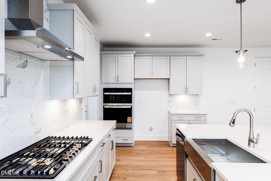 Gas cooktop and hood vent