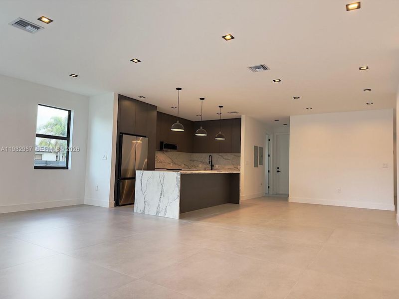 Spacious, unfurnished interior of a new home in , Fort Lauderdale (Image 15).