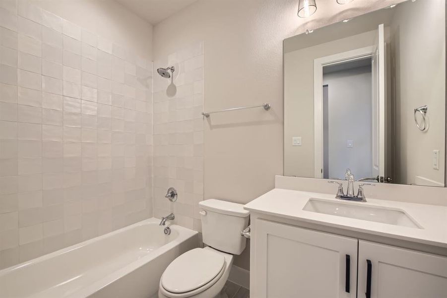 Full bath with vanity and washtub / shower combination